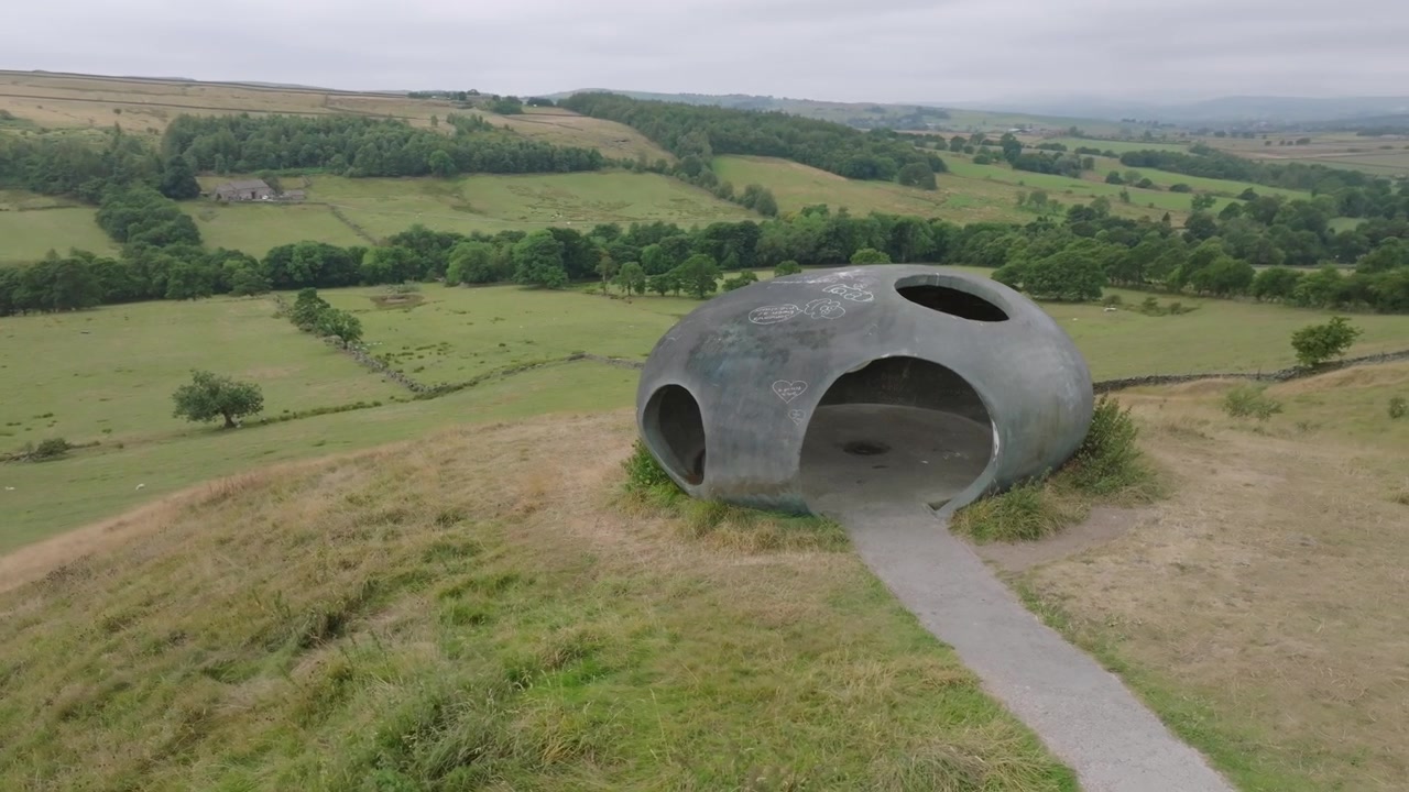 Das Atom Panopticon, Wycoller, Pendle, Lancashire, UK. Langsamer Nah-Orbit, der eine weitere Landschaft und ein offenes Tal enthüllt.