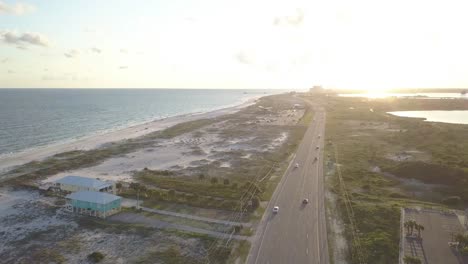 Fahrzeuge-Fahren-An-Der-Küstenstraße-Entlang-Des-Malerischen-Strandes-Von-Orange-Beach,-Alabama,-USA