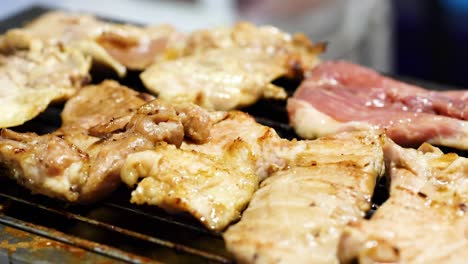 밤 시장에서 맛있는 그릴 돼지고기 요리