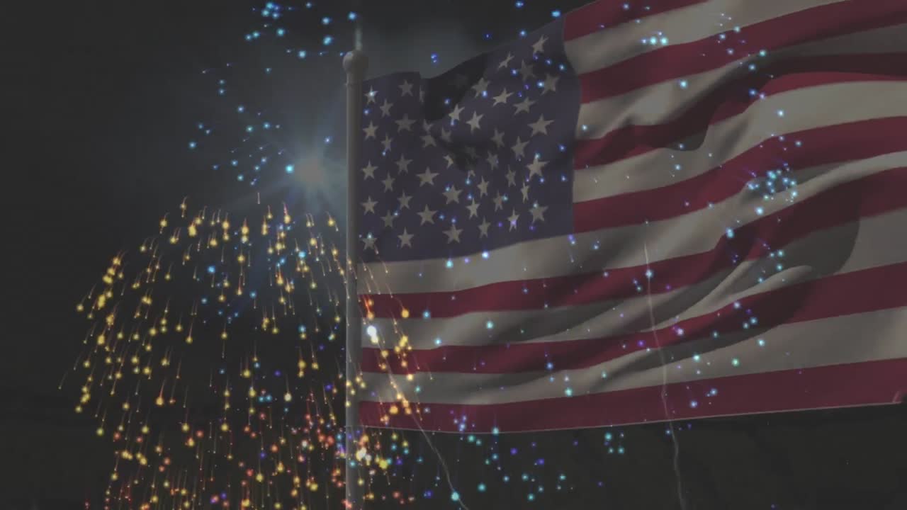animación de la bandera de américa ondeando sobre los fuegos artificiales