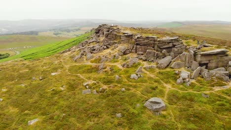 Luftaufnahme-Umkreist-Malerische-Felsige-Stanage-Kante,-Unberührtes-Peak-District-Gritstone-Steilhanggelände