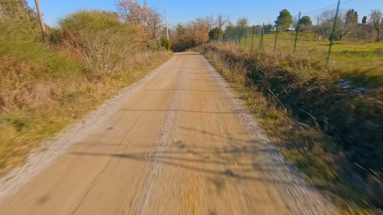 camino rural sin pavimentar en otoño