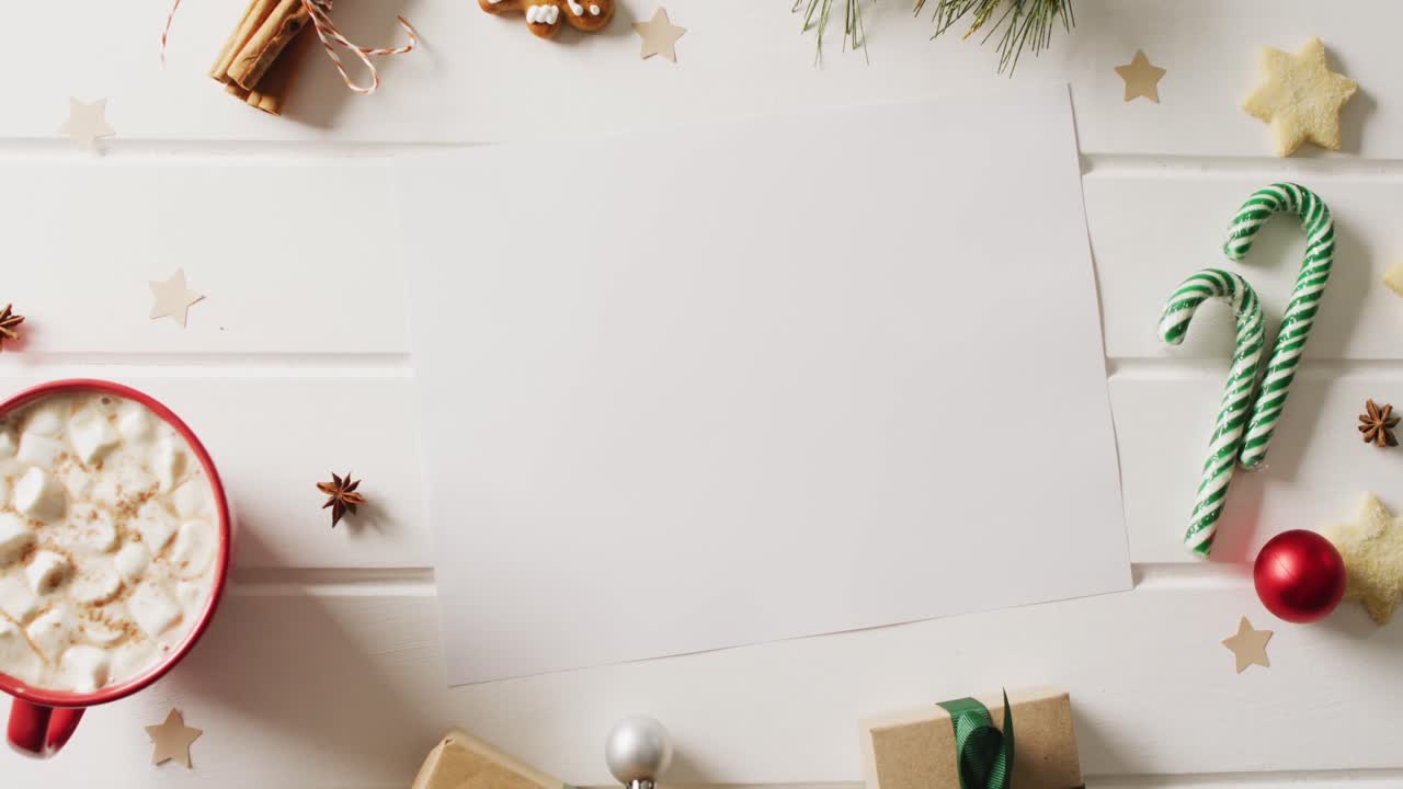 video de la decoración de navidad con tarjeta blanca y espacio de copia en fondo blanco