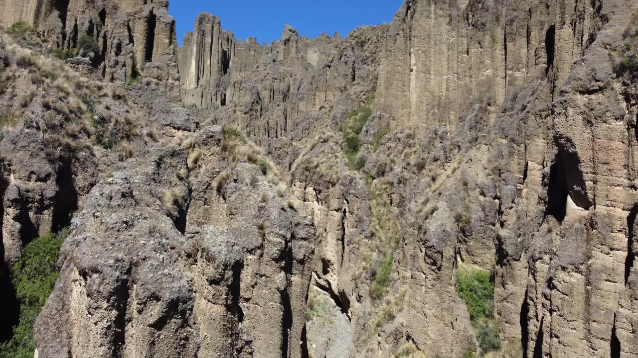 자연 공중 회전은 가파른 침식 된 바위 첨탑의 계곡을 드러니다.