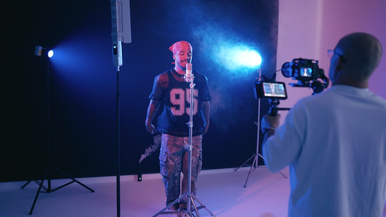Reggaeton-laulajaa musiikkivideota varten kuvaava kameramies