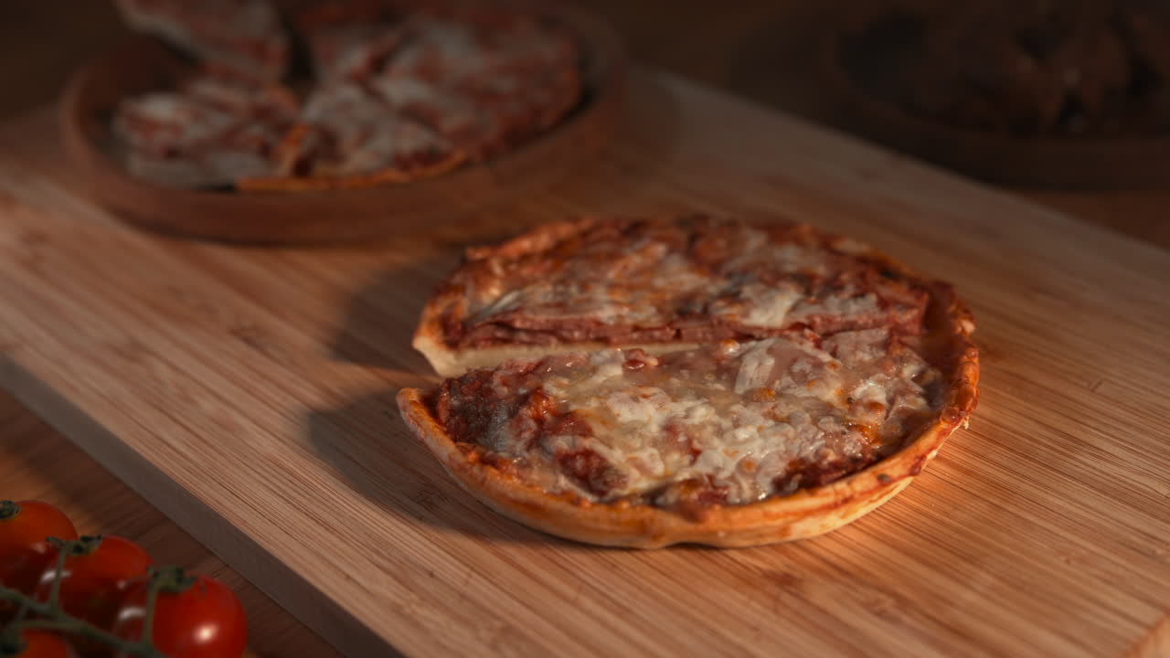 пицца на деревянной доске