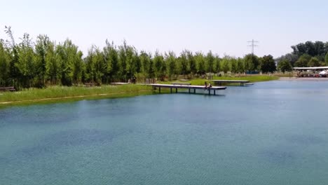 Bonito-Vuelo-Con-Drones-A-Una-Hermosa-Orilla-Del-Agua-Con-Algunas-Pistas.