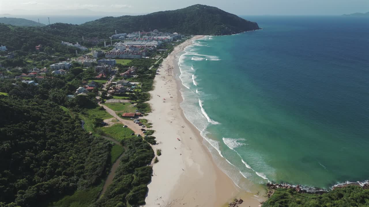 la vista aérea panorámica captura la totalidad de praia brava, una de las playas más exclusivas de florianópolis.