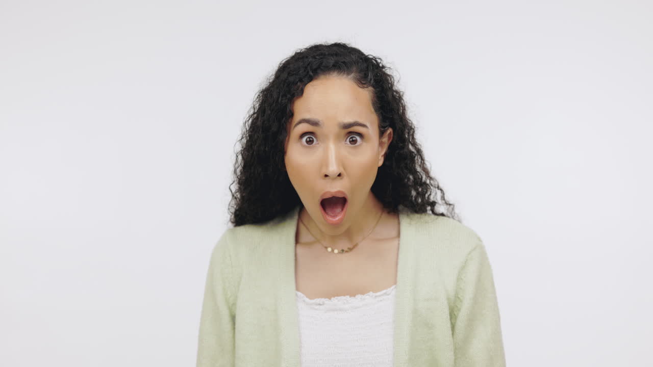 conmocionado, chismes y noticias con la cara de una mujer negra