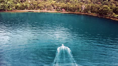 Tourist-Mit-Jetski-An-Einem-Abgelegenen-Strand-Drohnenschuss