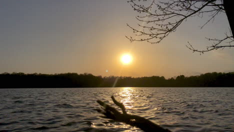 Vista-Del-Lago-Al-Atardecer