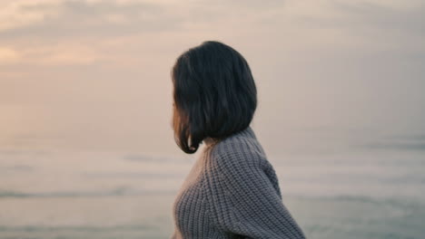 외로운 여자가 바다를 포즈하고 어두운 저녁 클로즈업. 갈색은 외로움을 느다.