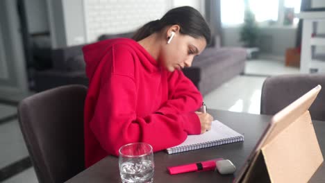 una adolescente que estudia en casa