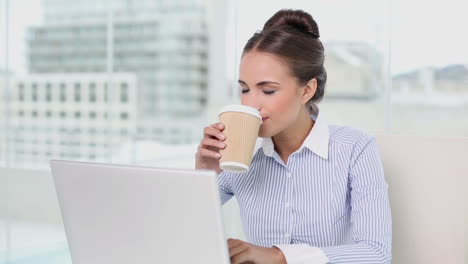 Joven-Empresaria-Trabajando-En-Su-Computadora-Portátil-Tomando-Café