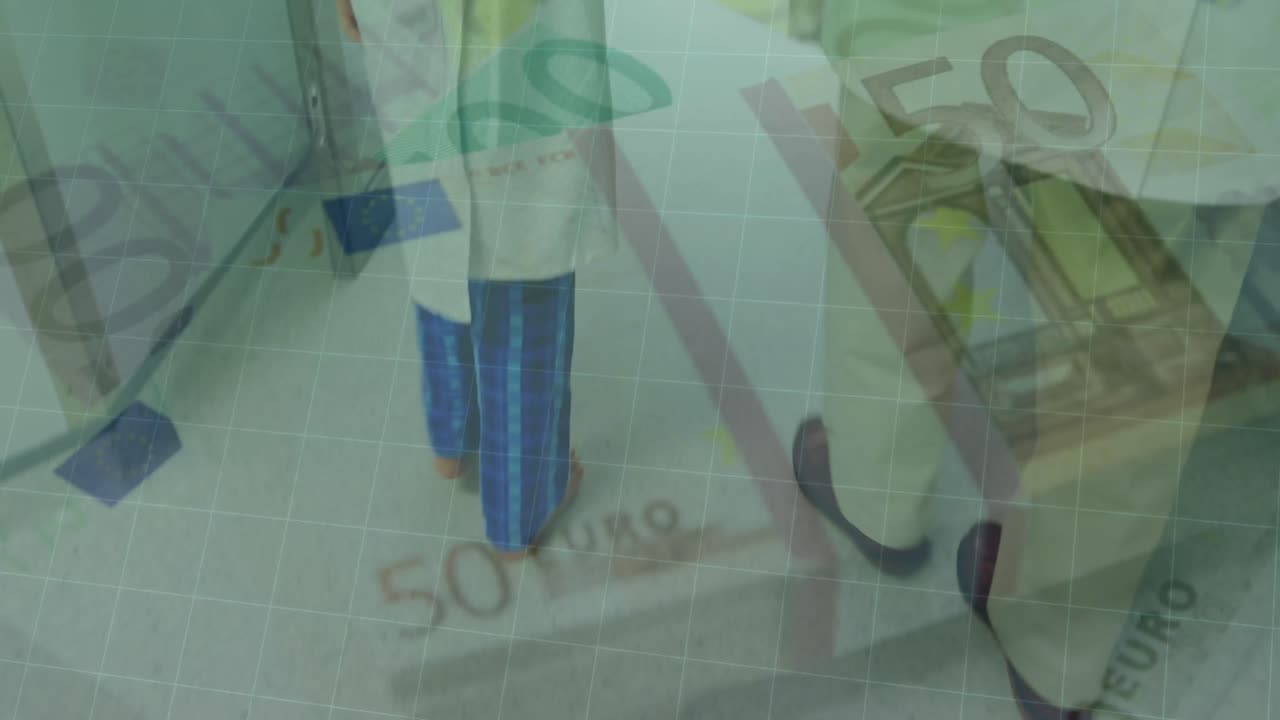 Animation von Euro-Scheinen über einem kaukasischen männlichen Arzt und einem Jungen, die Händchen halten und im Krankenhaus gehen.
