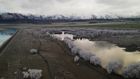 unidad escénica junto al río en mazda durante una helada de invierno