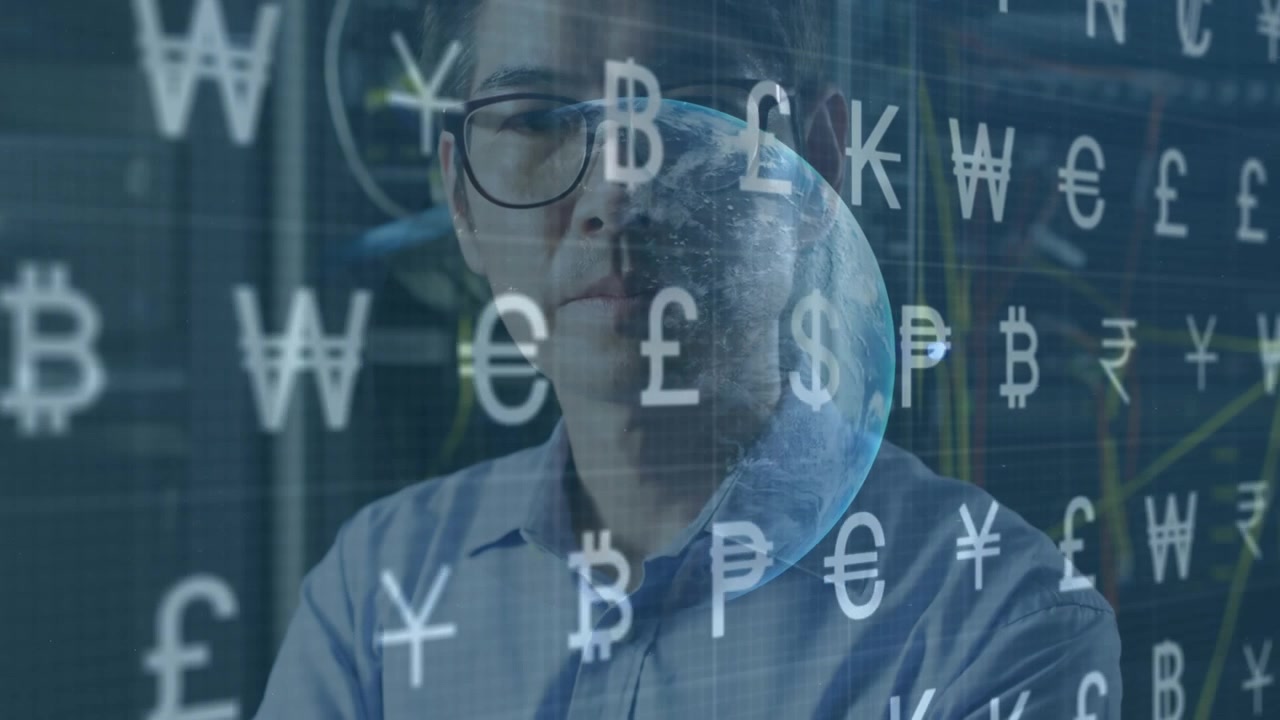 IT-ammattilainen työskentelee palvelinhuoneessa, digitaalisen valuutan visualisointi päällä.