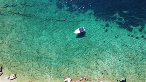 Vista-Aérea-De-Drones-De-Un-Barco-Y-Mar-Adriático-Turquesa-Cristalino---Isla-Krk,-Kvarner,-Croacia