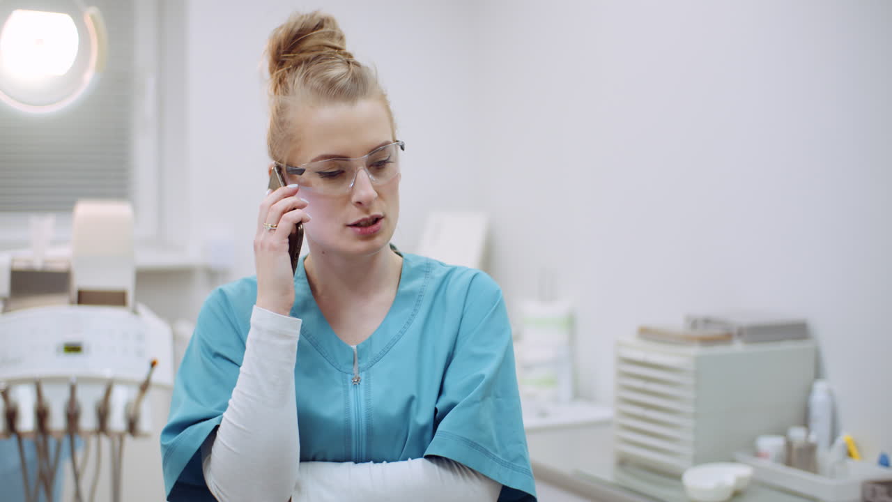 Kvinnelig lege snakker i mobiltelefon på helseklinikk 3
