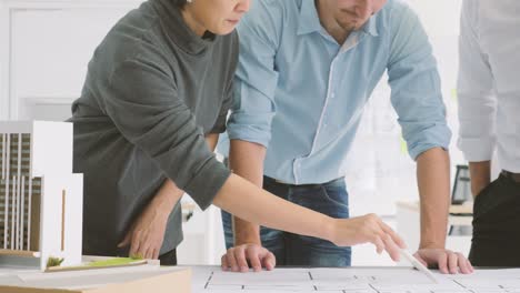 equipo de arquitectos creativos que trabajan juntos en un estudio de arquitectos