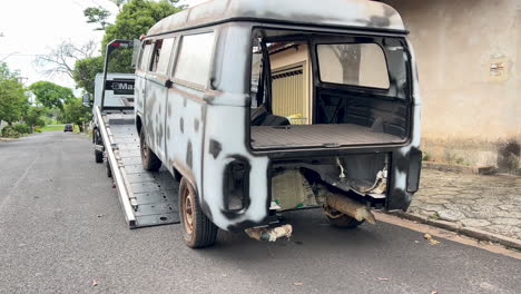 camión de remolque que quita el coche viejo de la calle para la renovación