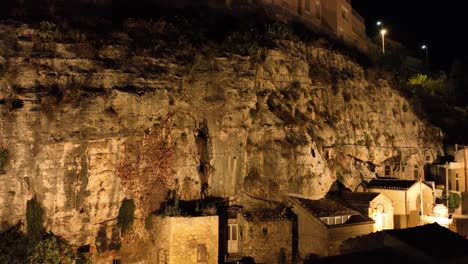 Vista-Aérea-De-Modica-Alta-Val-Di-Noto-Sicilia-Antigua-Ciudad-Barroca-Antiguas-Casas-Cueva-Sur-De-Italia-Por-La-Noche