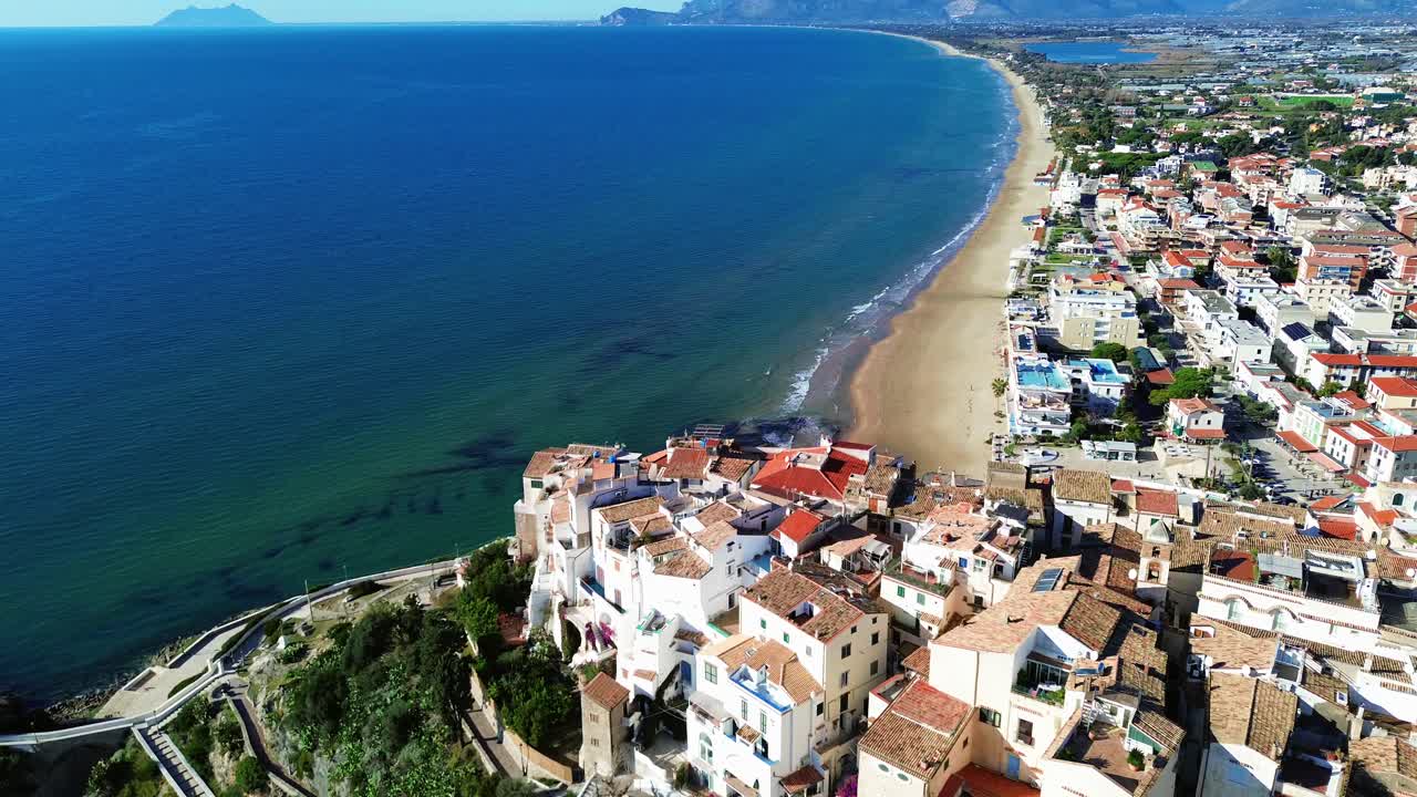 Panoramica aerea dall'alto della costa di Sperlonga, che mostra le sue acque vivaci e il suo fascino storico.