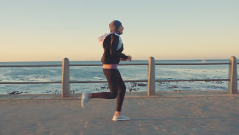 Bewegung,-Fitness-Und-Frau,-Die-Am-Meer-Läuft