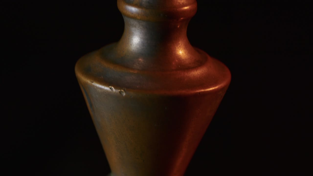 cuenco de cobre para el rito cristiano. encontrado durante las excavaciones. joyas de época. religión. primer plano