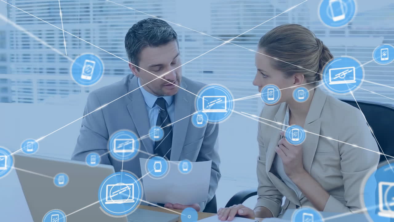 animación de la red de conexiones con iconos sobre diversas personas en la oficina