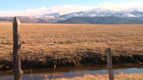 Las-Nubes-Se-Mueven-Detrás-De-Una-Cordillera-Distante