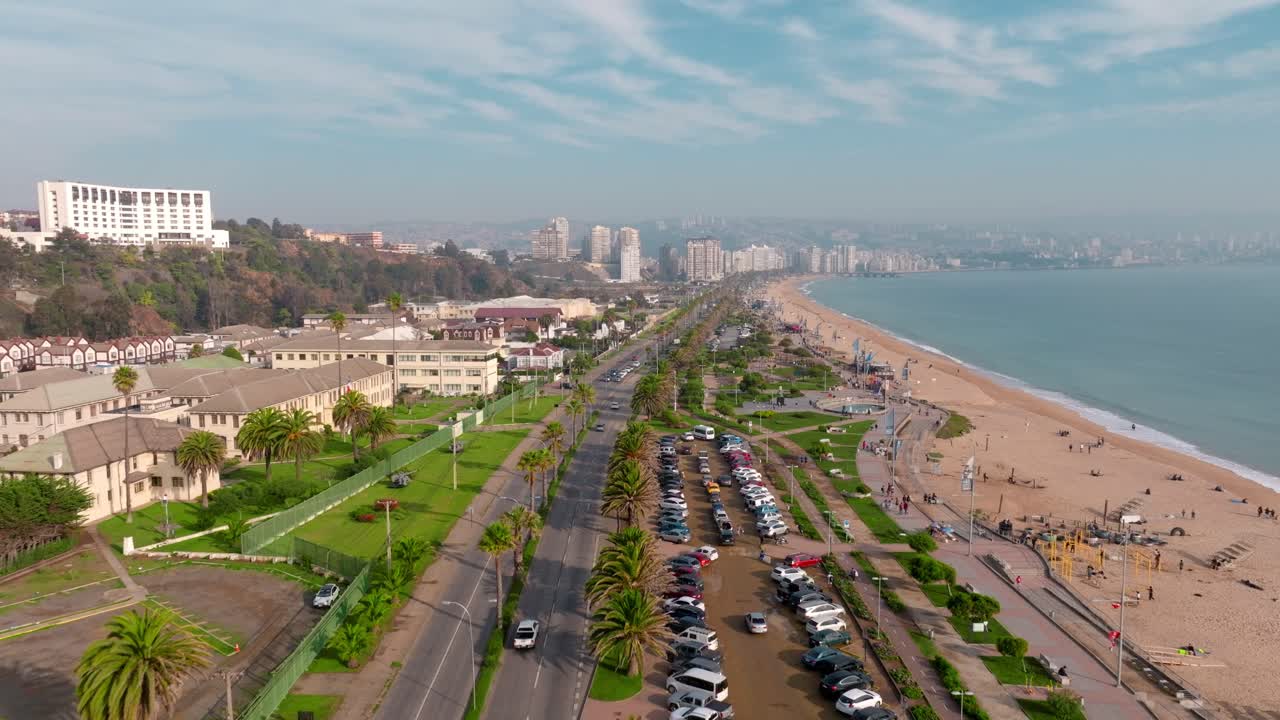 vista aérea de drones de la carretera costera de jorge montt junto a la playa de las salinas en un día soleado en viña del mar