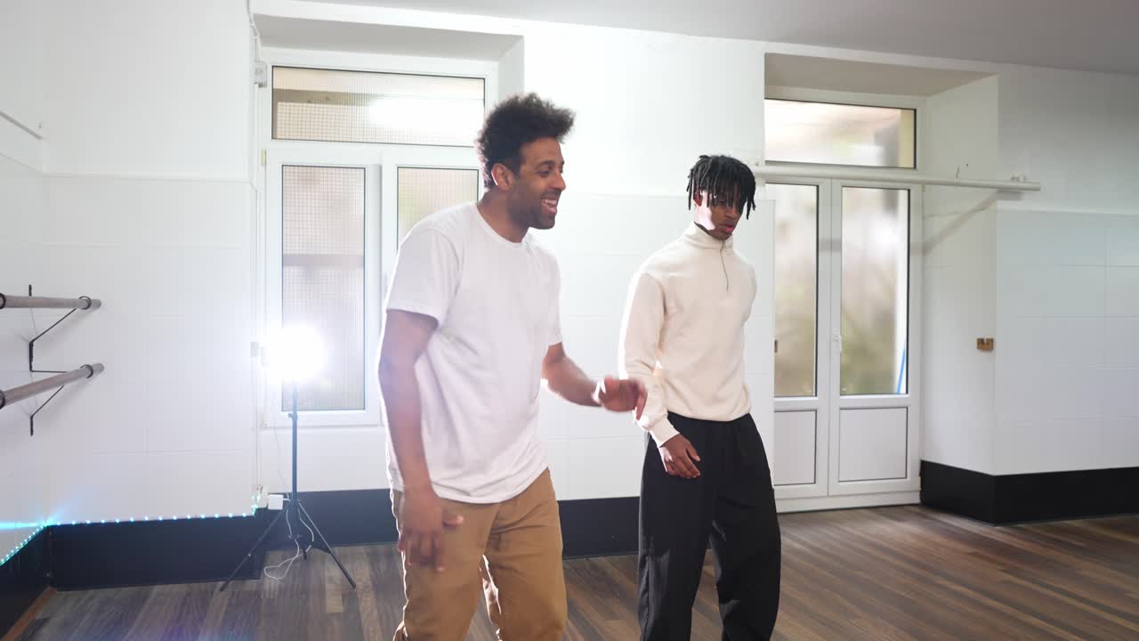 Dois homens dançando em um estúdio