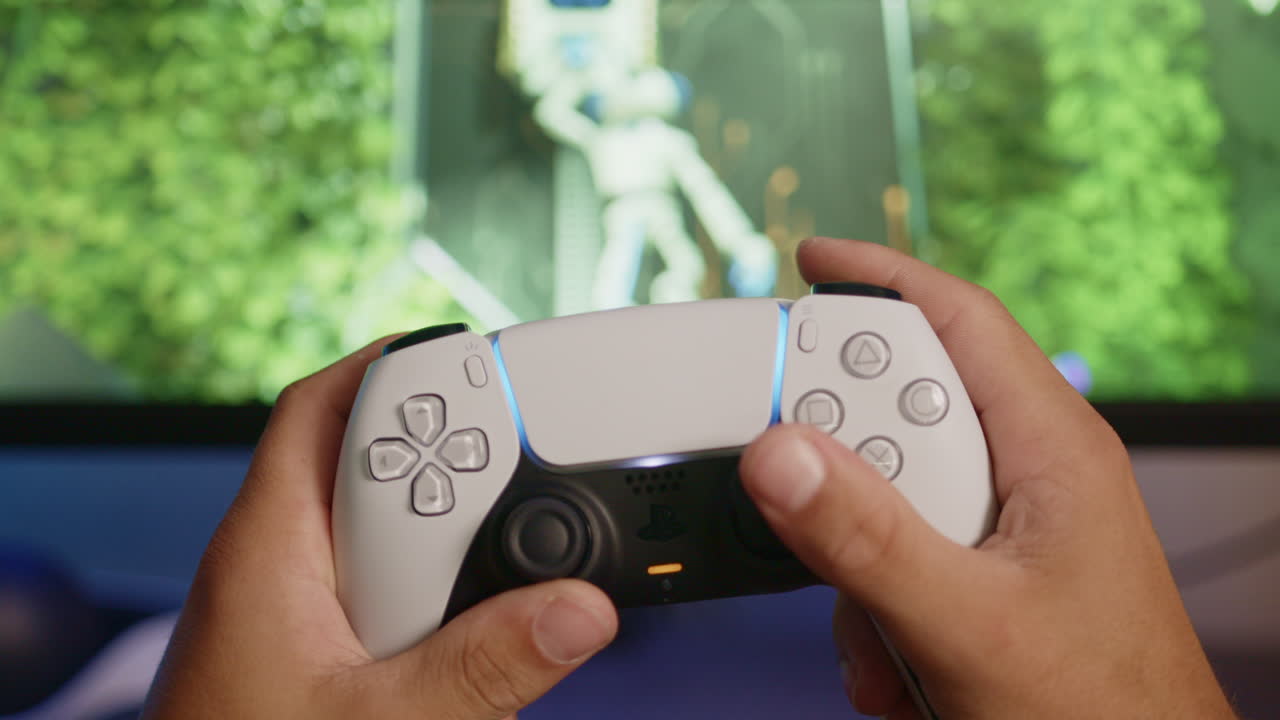 오후에 ps5 컨트롤러로 playstation 5에서 게임하는 소년, pov 닫기