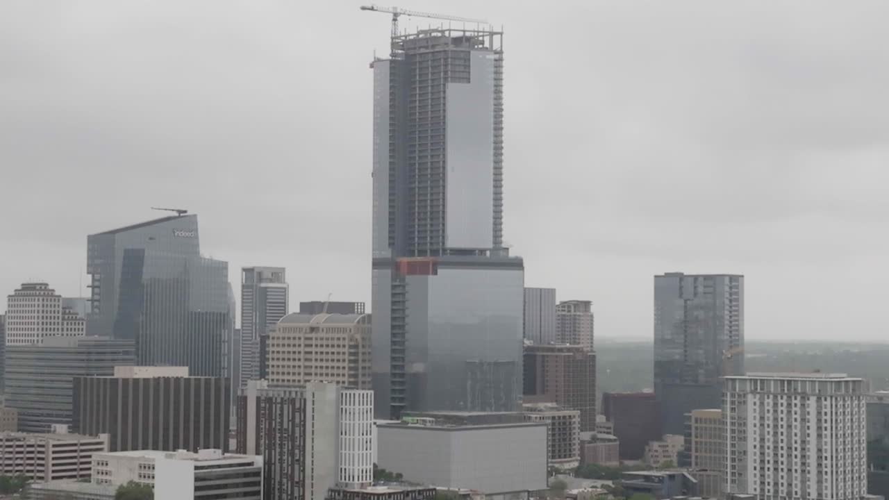 primer plano de edificios en el centro de austin, texas con video de drones vista de paralaje entrando y bajando