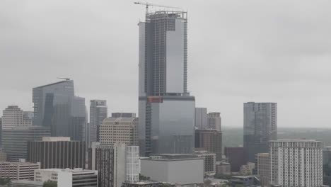 Cerca-De-Edificios-En-El-Centro-De-Austin,-Texas-Con-Vista-De-Paralaje-De-Video-De-Drones-Entrando-Y-Bajando