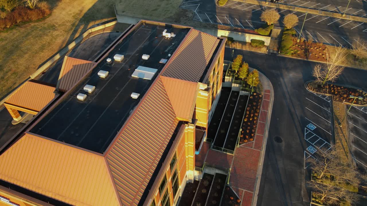 테네시 클라크스빌의 폐쇄된 은행 헬릭스 드론 샷