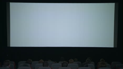 Große-Weiße-Leinwand-Im-Kino