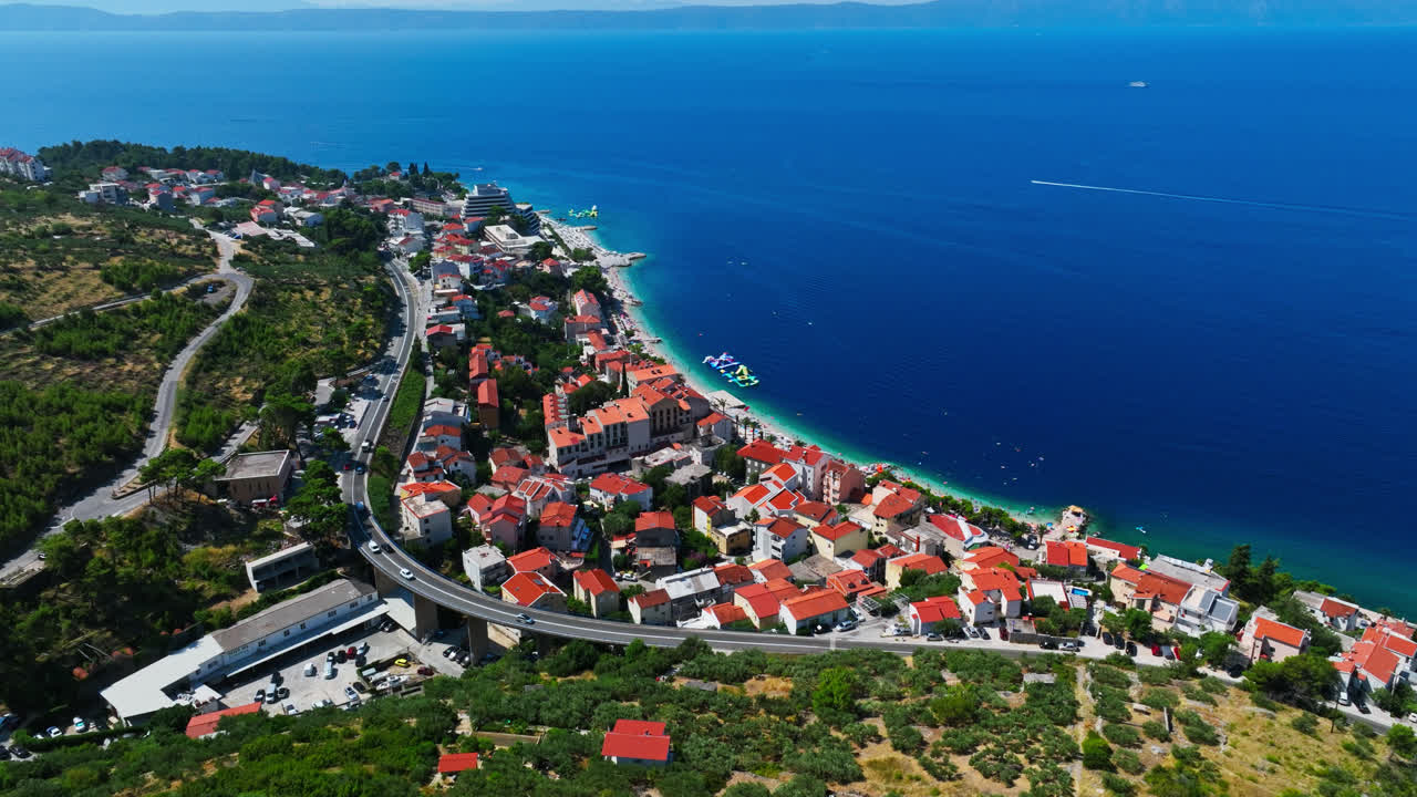 크로아티아 마카르스카 리비에라의 포드고라 마을을 내려다보는 파노라마 드론 사진