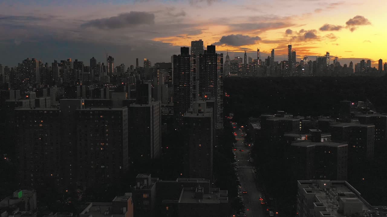 tiro de bajada de drones de harlem nyc mirando hacia la 5ta avenida al atardecer en 4k