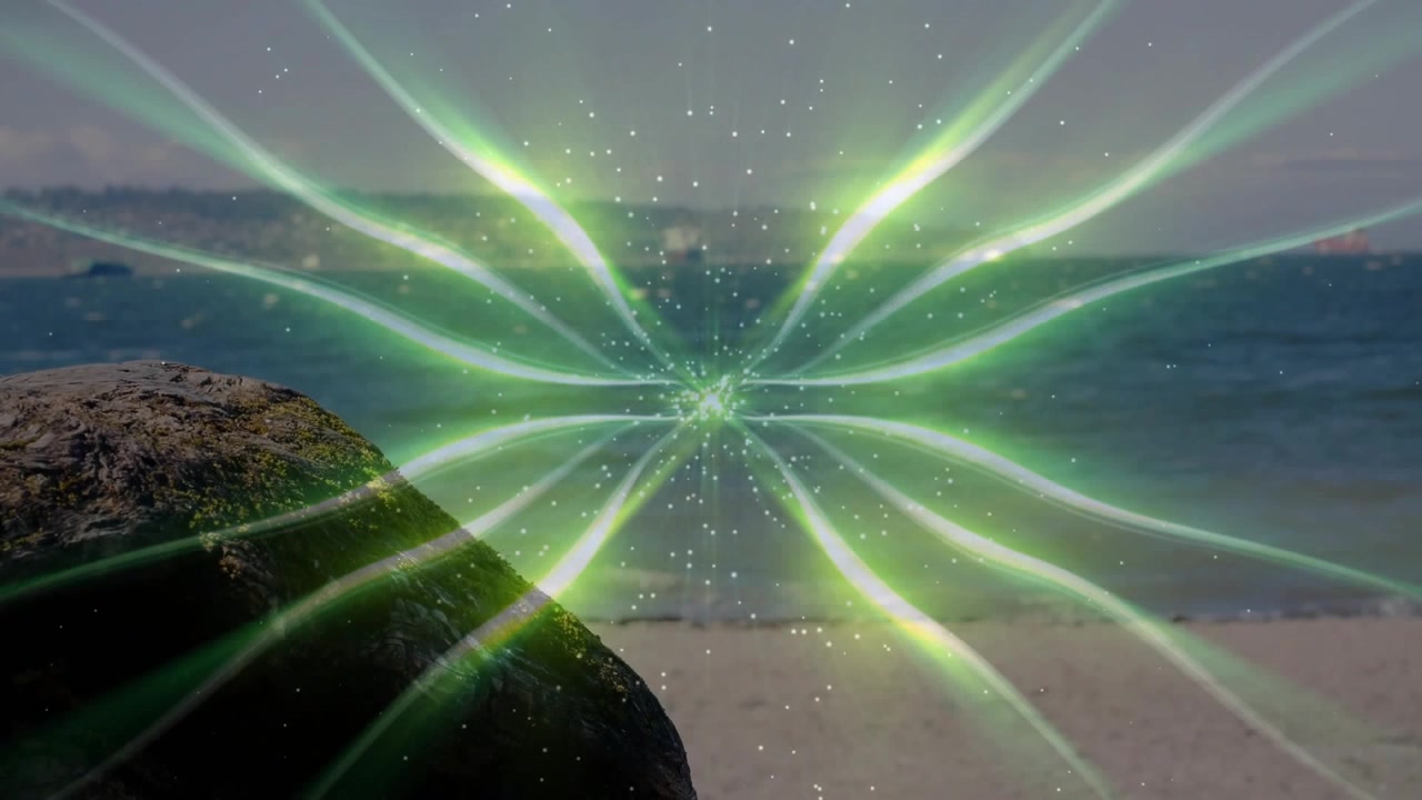 Plötzliche grüne, durchscheinende Energiewelle pulsiert sanft über einem statischen Sandstrand und einem moosbewachsenen Felsen.