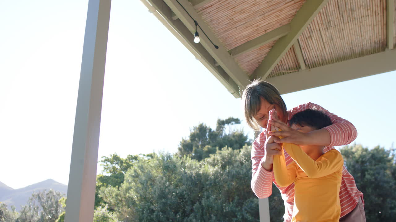 행복한 종족 할머니와 손자가 요가, 명상, 느린 동작, 복사 공간을 하고 있습니다.