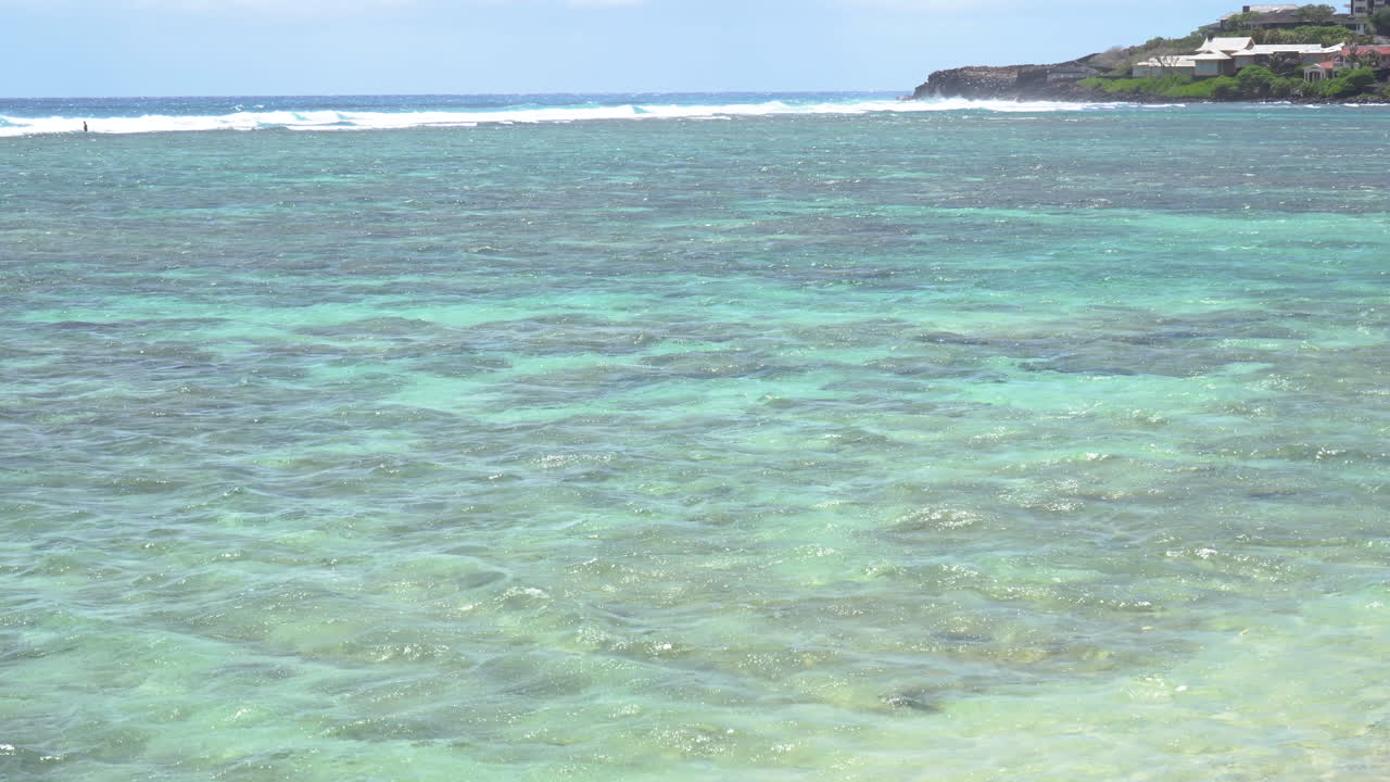vista lateral del océano tropical y cristalino