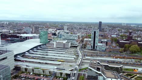 Züge-Kommen-Am-Hauptbahnhof-Utrecht-In-Utrecht,-Niederlande-An