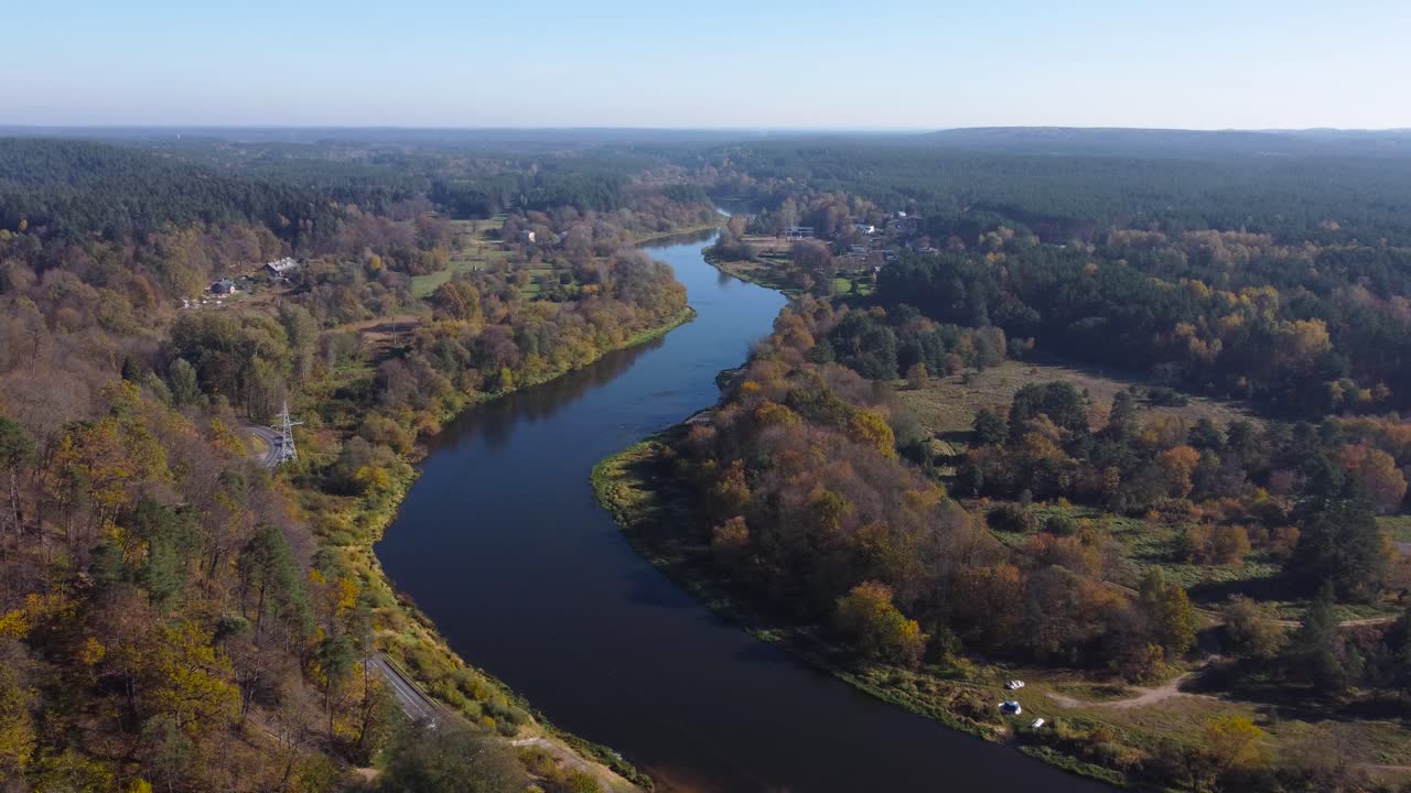 toma aérea en órbita de un río nėris serpenteando a través de los bosques otoñales de vilnius, lituania