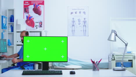 vista trasera de la mujer en videocall