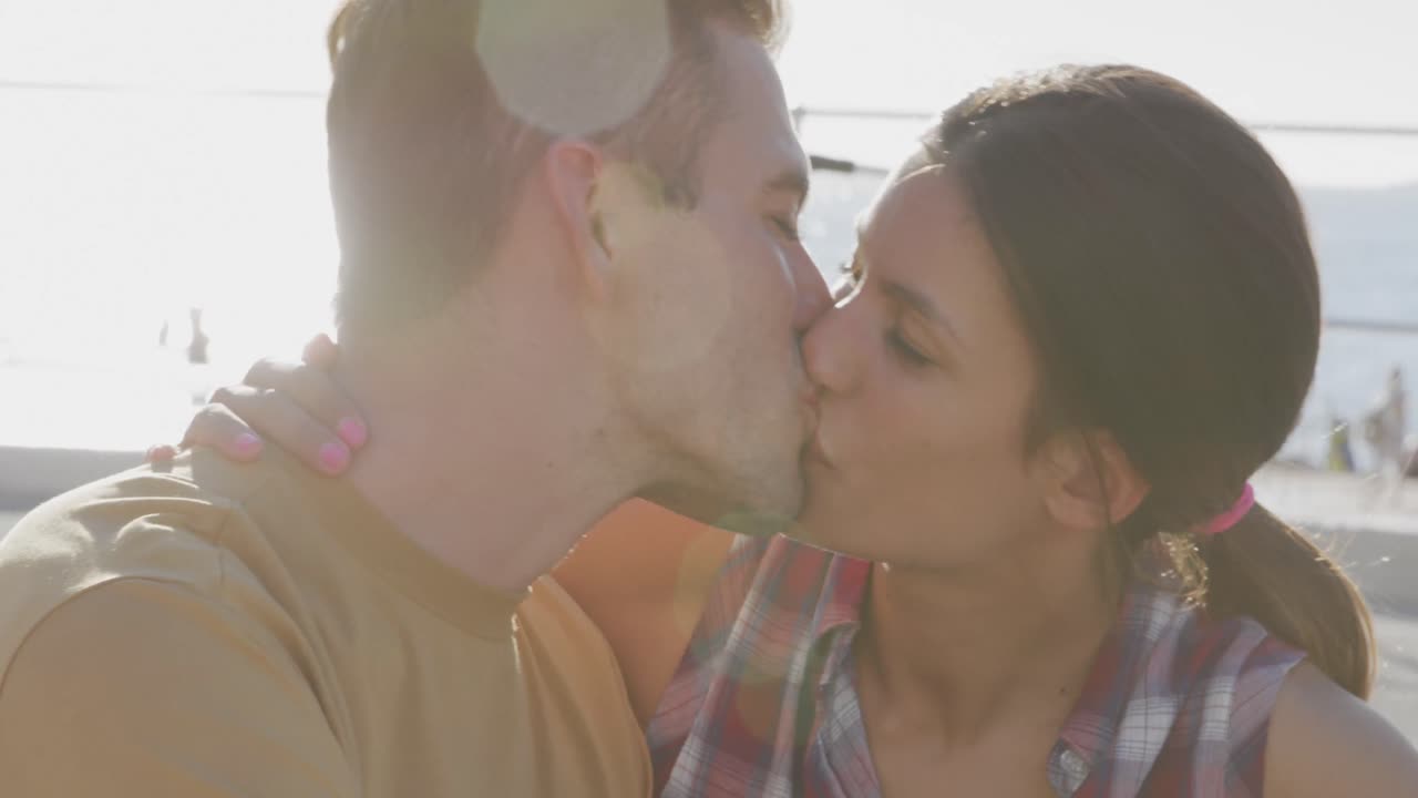 молодая взрослая пара отдыхает на берегу моря.