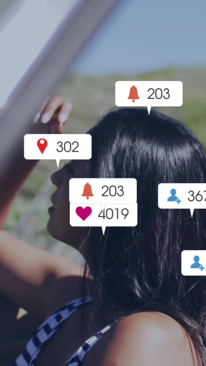 Animación de notificaciones de redes sociales sobre personas conduciendo un coche
