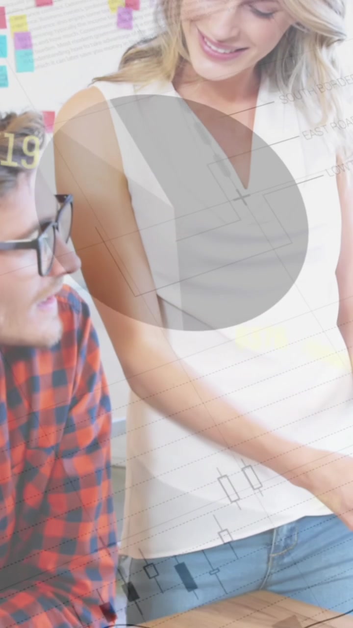 Animación del procesamiento de datos financieros sobre diversas personas de negocios en la oficina