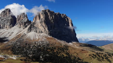 Disparo-De-Dron-De-4k-Volando-A-Través-De-Las-Montañas-Que-Revelan-La-Enorme-Cordillera-De-Dolomitas-En-Italia